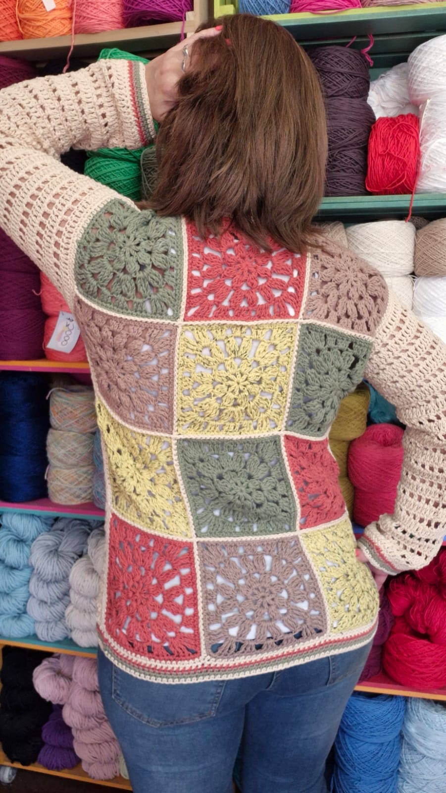 Saco Aurora de crochet tejido con granny florales de colores y mangas caladas